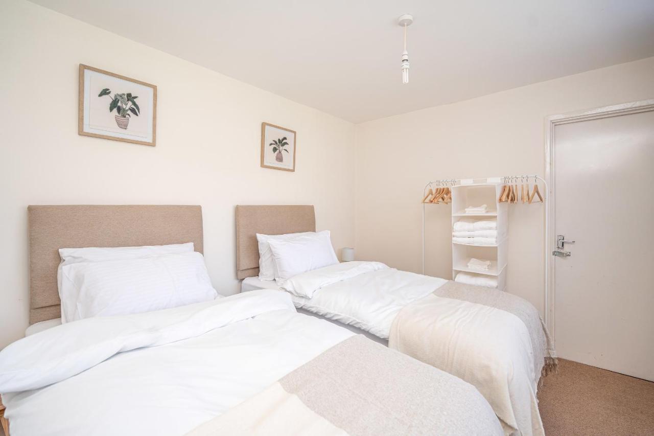 Spacious 5 Bedroom House - Sleeps 7 - 3-Car Driveway - Work - Leisure Wolverhampton Exteriör bild