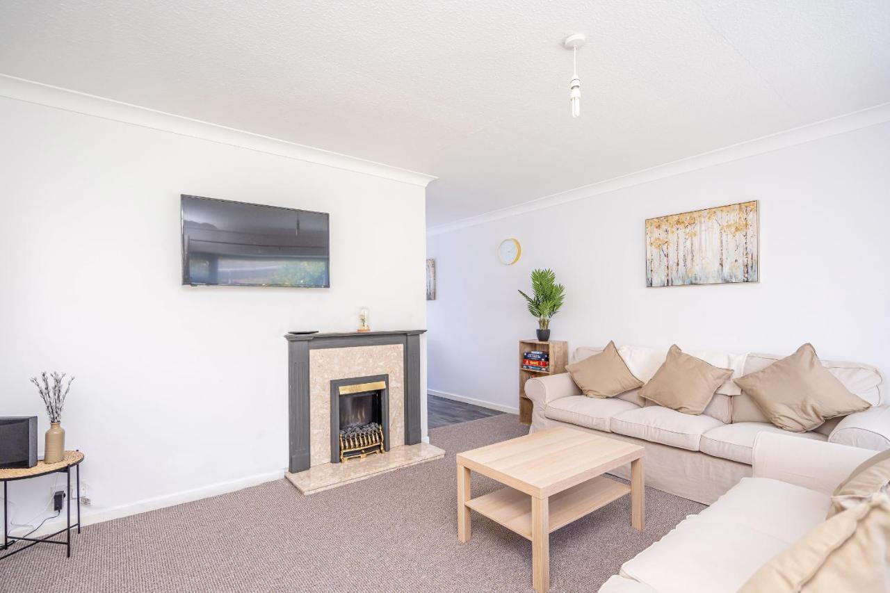 Spacious 5 Bedroom House - Sleeps 7 - 3-Car Driveway - Work - Leisure Wolverhampton Exteriör bild