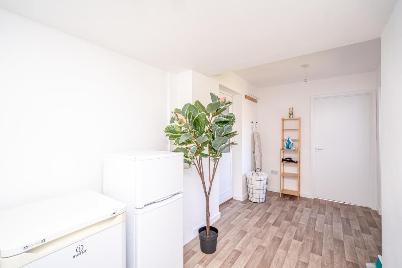 Spacious 5 Bedroom House - Sleeps 7 - 3-Car Driveway - Work - Leisure Wolverhampton Exteriör bild