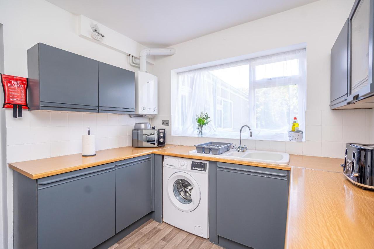 Spacious 5 Bedroom House - Sleeps 7 - 3-Car Driveway - Work - Leisure Wolverhampton Exteriör bild