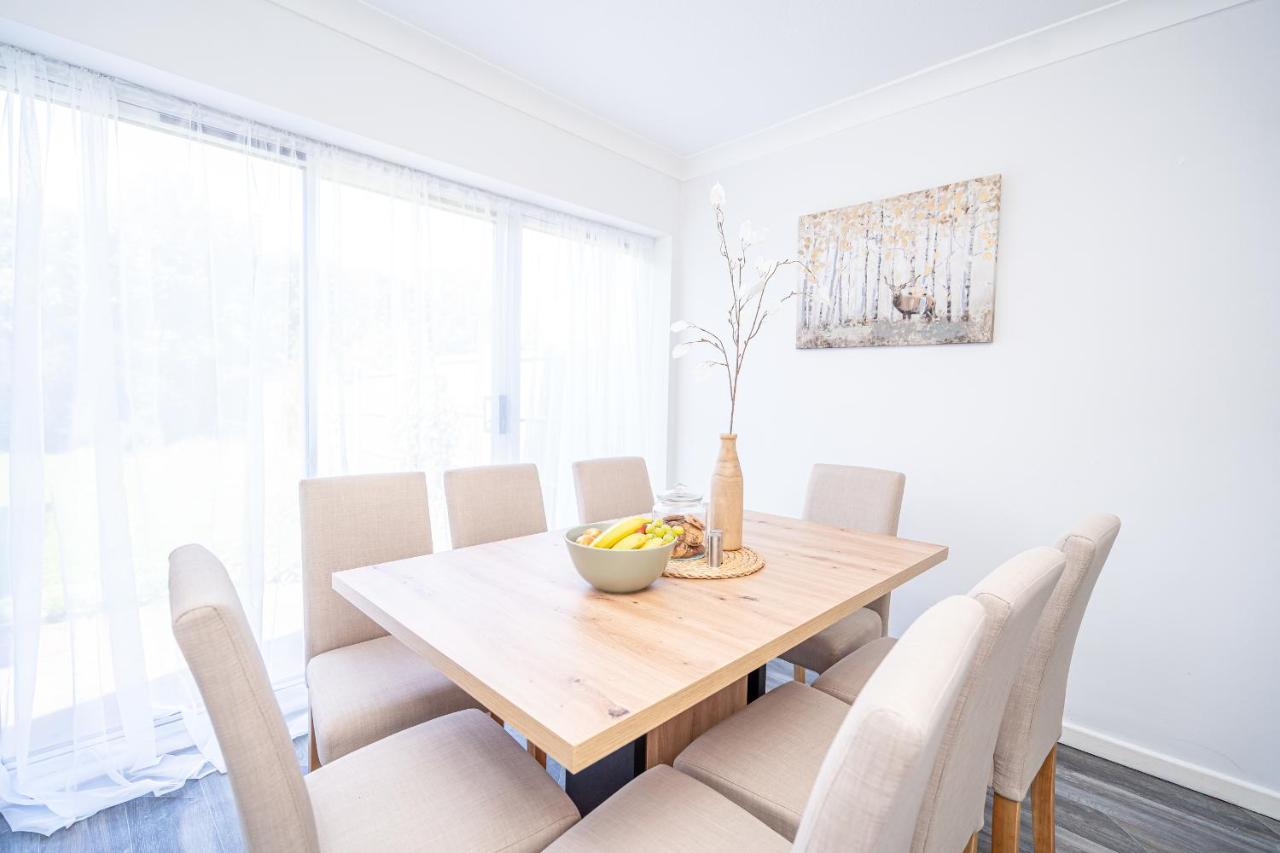 Spacious 5 Bedroom House - Sleeps 7 - 3-Car Driveway - Work - Leisure Wolverhampton Exteriör bild