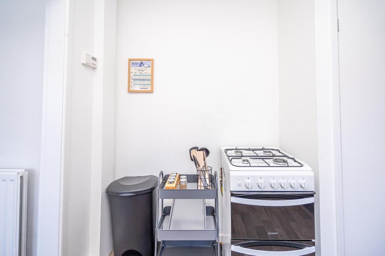 Spacious 5 Bedroom House - Sleeps 7 - 3-Car Driveway - Work - Leisure Wolverhampton Exteriör bild